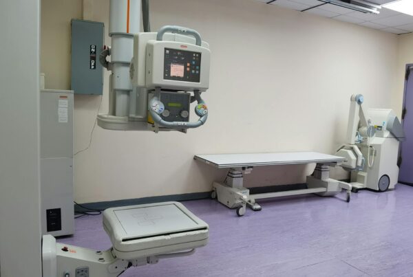 Sala de radiologia com equipamentos de raio-X representando as atualizações de códigos CPT para radiologia em 2026