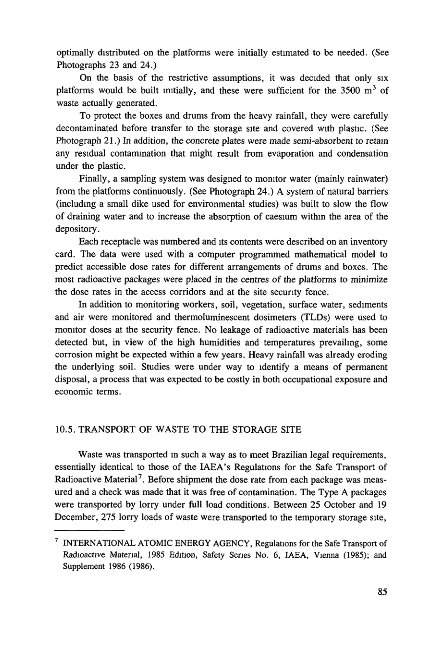 Legendas das fotografias do relatório da AIEA mostrando operações de descontaminação, monitoramento radiológico e demolição de residências em Goiânia