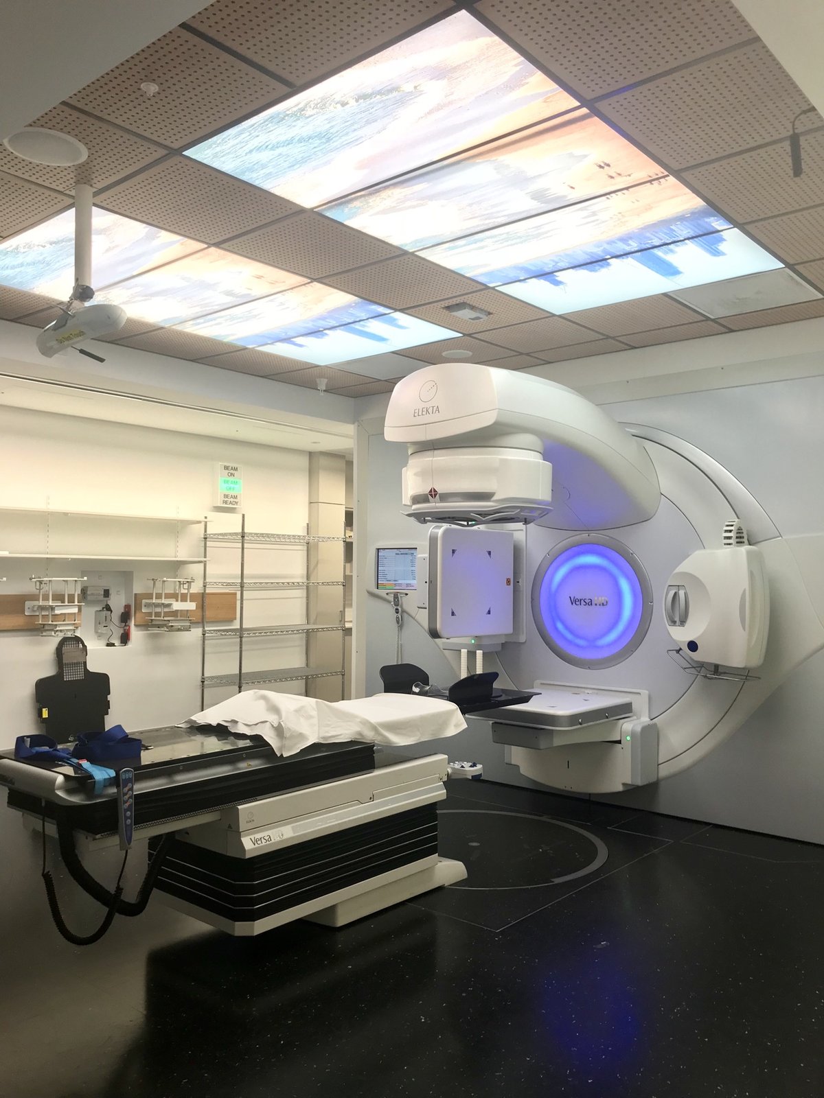 Acelerador linear Elekta Versa HD em sala de tratamento de radioterapia