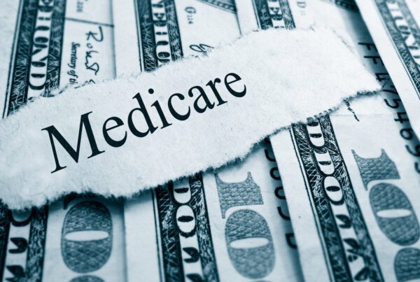 Notas de dólar com manchete sobre Medicare