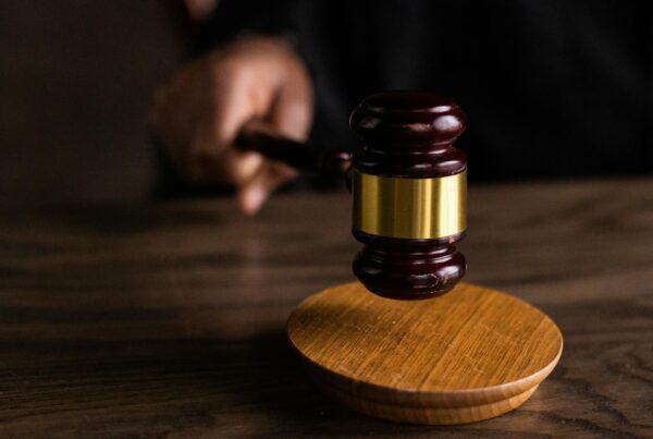 Martelo de juiz sobre bloco de som, simbolizando uma decisão judicial