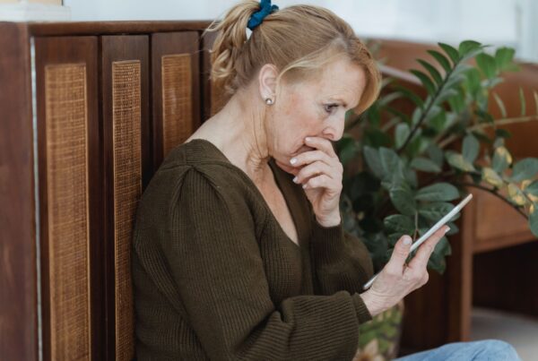 Paciente surpresa ao ler resultado de exame no celular por meio do portal do paciente