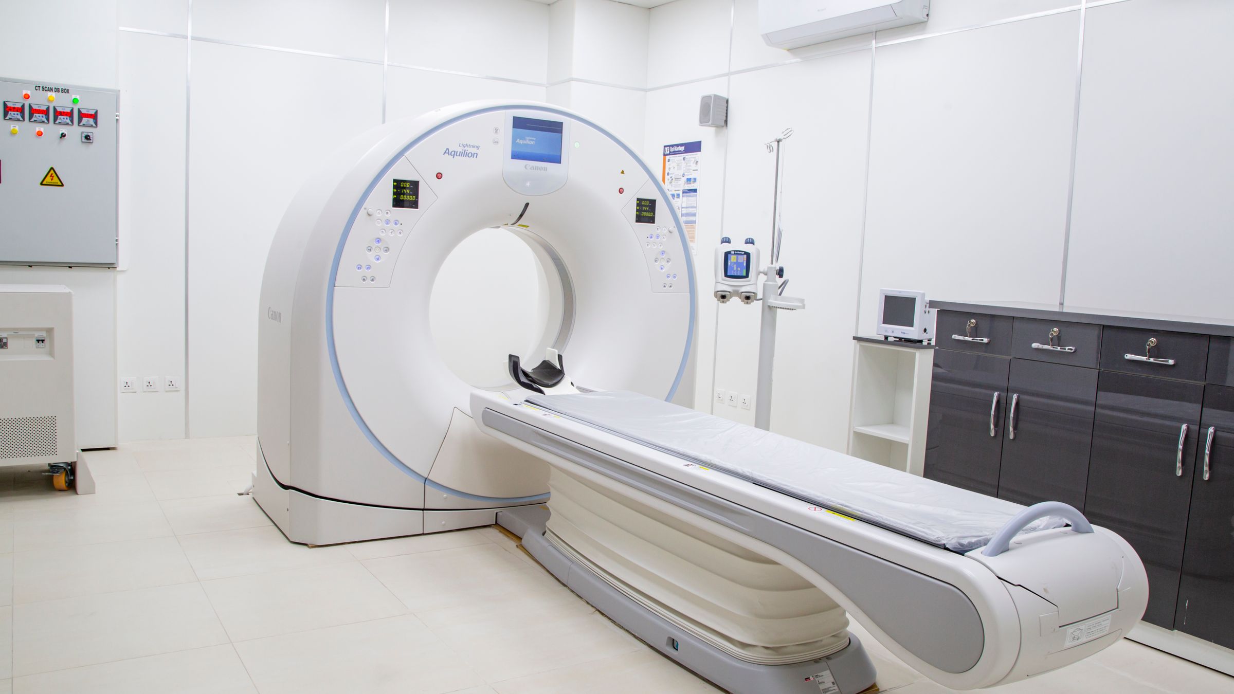 Sala de resonancia magnetica moderna en un entorno hospitalario