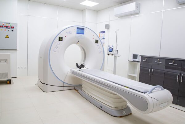 Sala de ressonancia magnetica com scanner de RM em hospital, ambiente onde ventiladores MR conditional sao usados