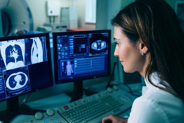 Estação de trabalho de radiologista com plataforma de laudo integrada ao fluxo de interpretação