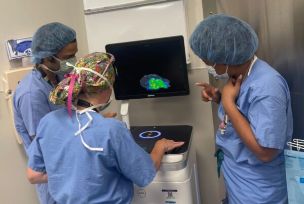 Equipe cirurgica revisa imagens de tumor de mama na sala de cirurgia da Vanderbilt Health