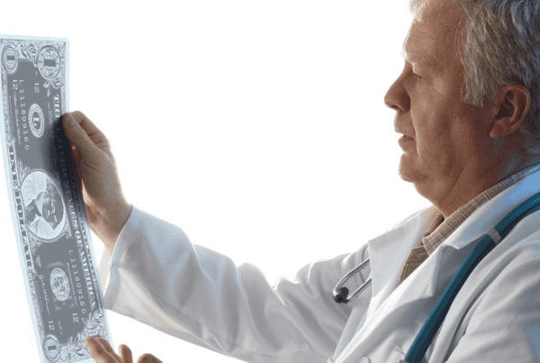 Medico examina uma nota de dolar como se fosse uma radiografia, simbolizando o impacto da tabela Medicare 2027 na radiologia
