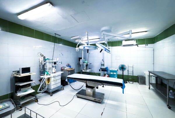 Sala de radiologia intervencionista com sistema de angiografia