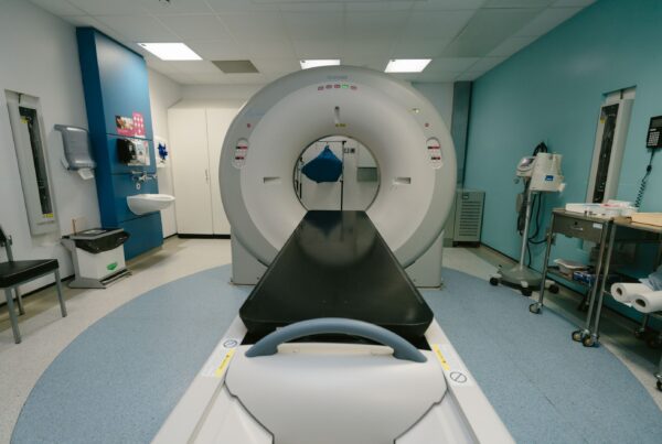 Aparelho de ressonância magnética em ambiente hospitalar