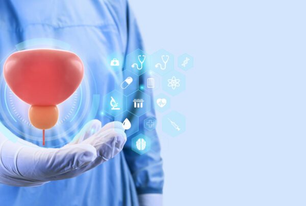 Procedimento de radiologia intervencionista guiado por imagem em sala de angiografia
