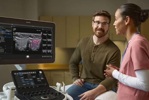 Sistema de ultrassom Philips Alturion com IA em ambiente clínico de alto volume