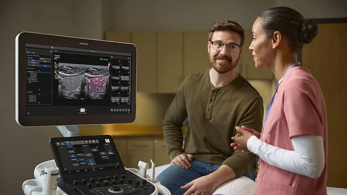 Sistema de ultrassom Philips Alturion com IA em ambiente clínico de alto volume