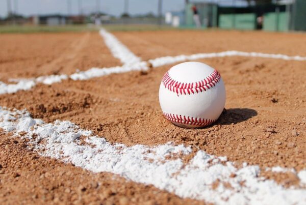 Campo de beisebol iluminado, cenário do caso de erro de comunicação em radiologia envolvendo ex-jogador da MLB