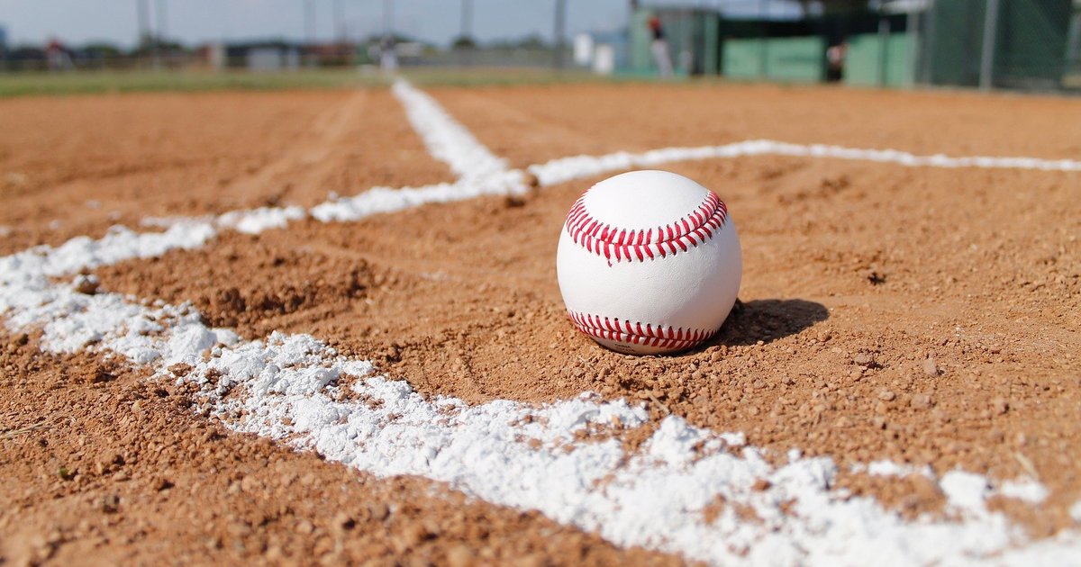 Campo de beisebol iluminado, cenário do caso de falha de comunicação radiológica que encerrou a carreira de Avisail García