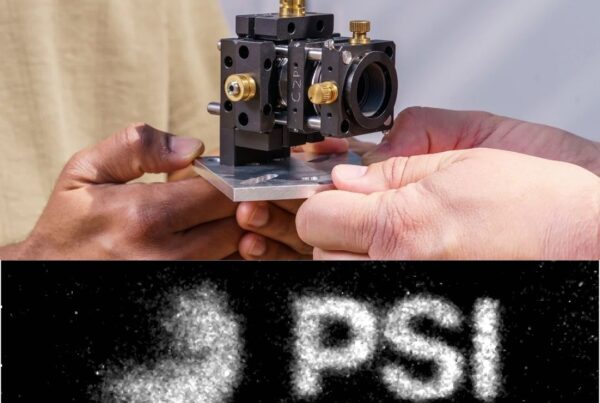 Pesquisador segura a lente acromática de nêutrons montada em suporte e, abaixo, imagem do logotipo do PSI obtida com o feixe de nêutrons