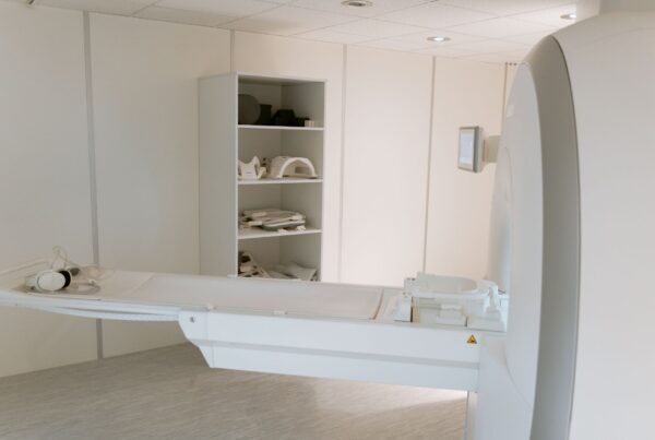 Tomógrafo com gantry longo em sala de imagem hospitalar, equipamento do tipo usado em exames de PET/CT oncológicos