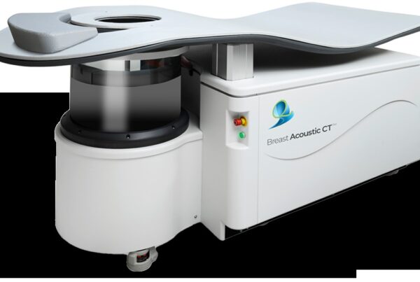 Scanner Breast Acoustic CT da QT Imaging, com mesa em decúbito ventral e tanque de transmissão acústica