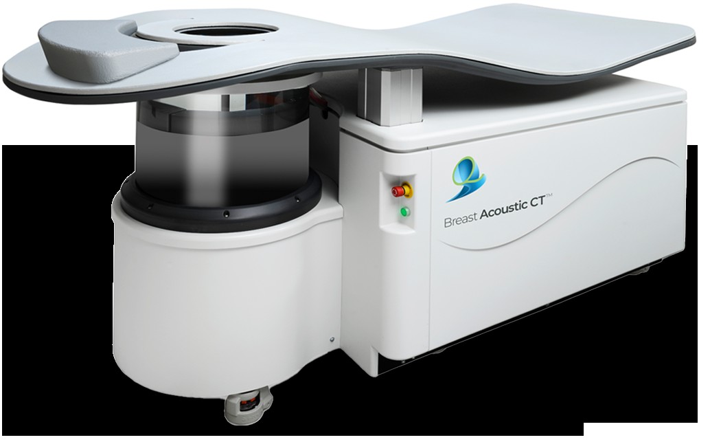 Scanner Breast Acoustic CT da QT Imaging, com mesa em decúbito ventral e tanque de transmissão acústica
