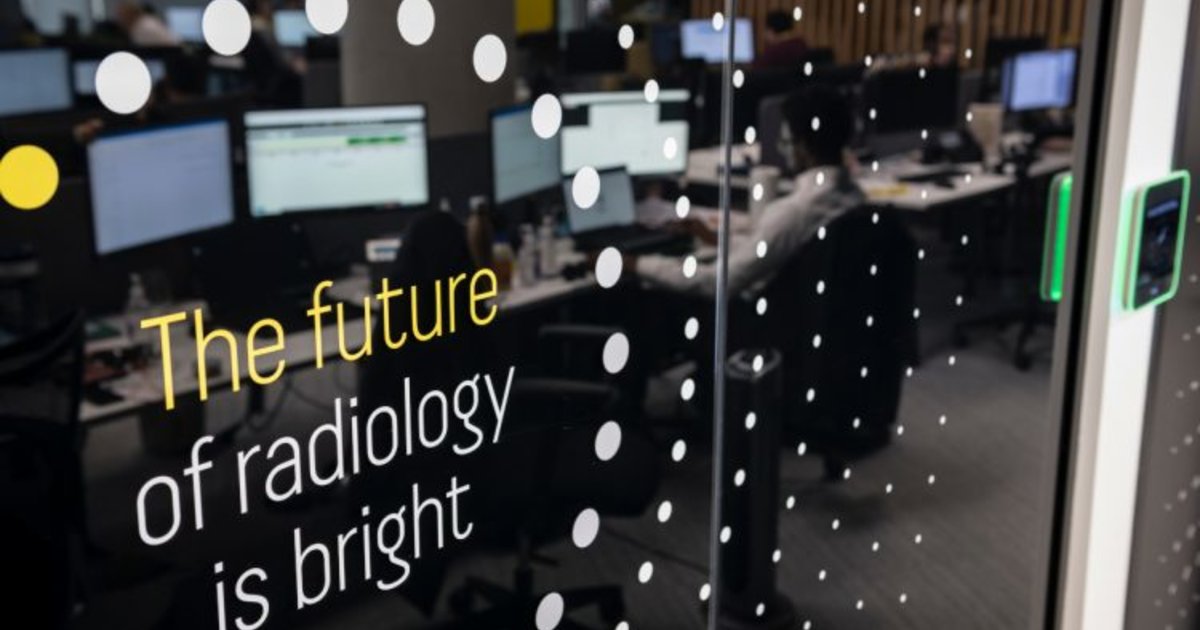 Sala de laudos de teleradiologia da Everlight Radiology com radiologistas em estações de múltiplos monitores