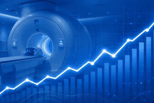 Tomógrafo com gráfico ascendente representando o aumento do tempo de liberação do laudo em radiologia