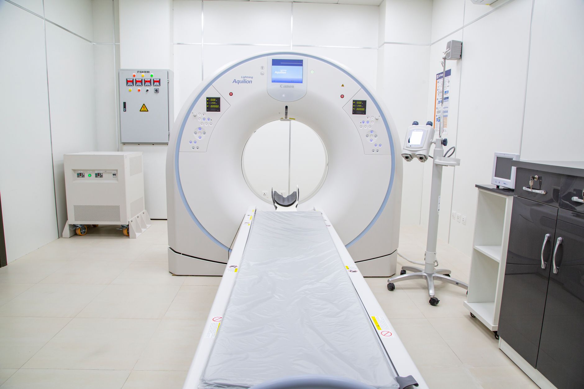 Tomógrafo computadorizado em sala de exame preparado para tomografia de tórax de baixa dose