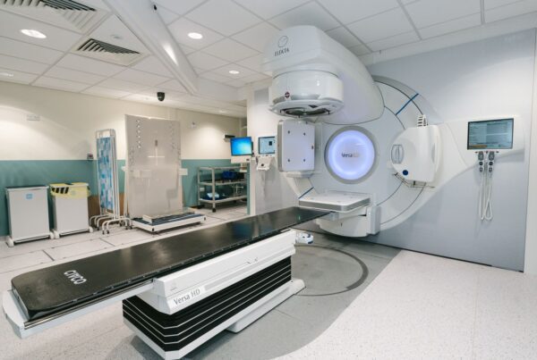Acelerador linear em sala de tratamento de radioterapia