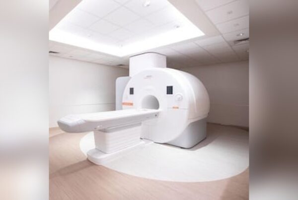 Equipamento de PET/RM instalado em sala de exames do Yale New Haven Hospital, com mesa do paciente estendida diante do gantry